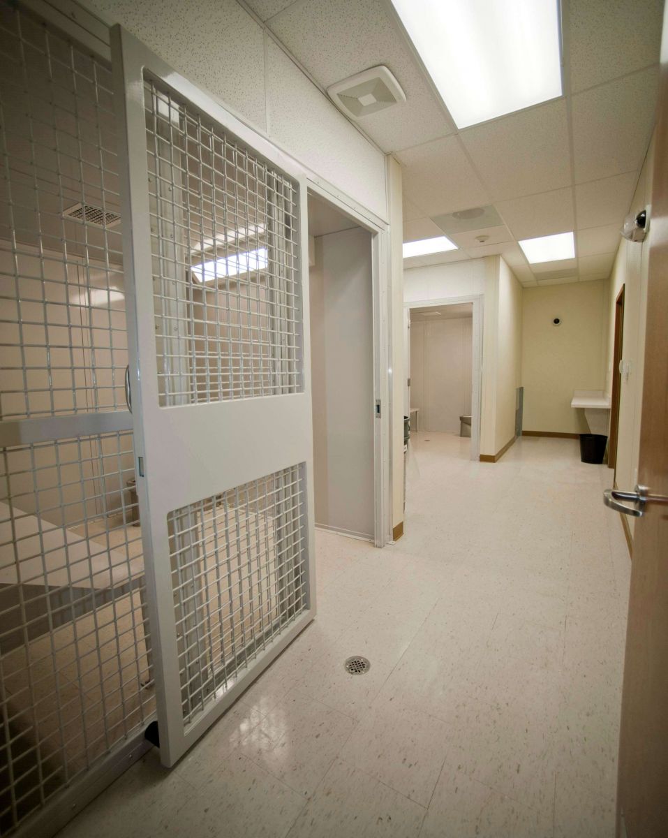 Modular-State-Police-Station-Interior-Holding-Cell-1