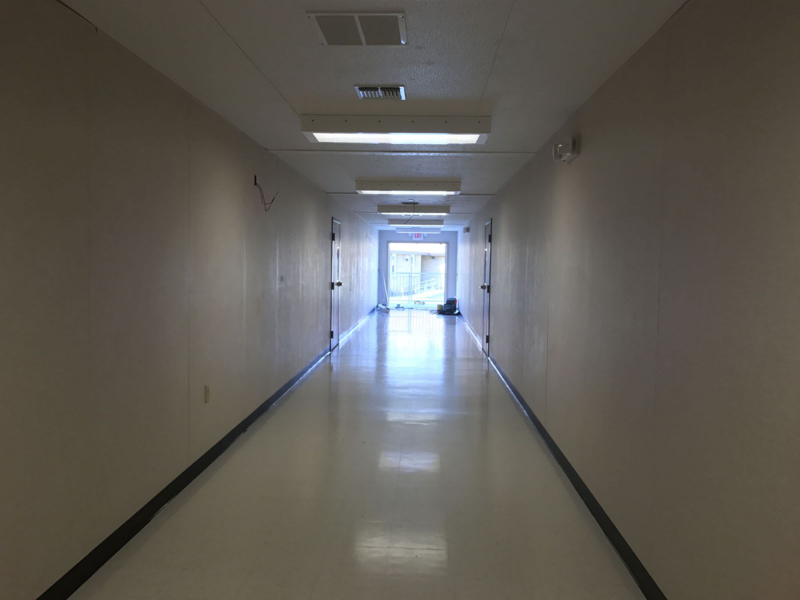 Savage-Mountain-School-Prefabricated-Classroom-Complex-Interior-Hallway